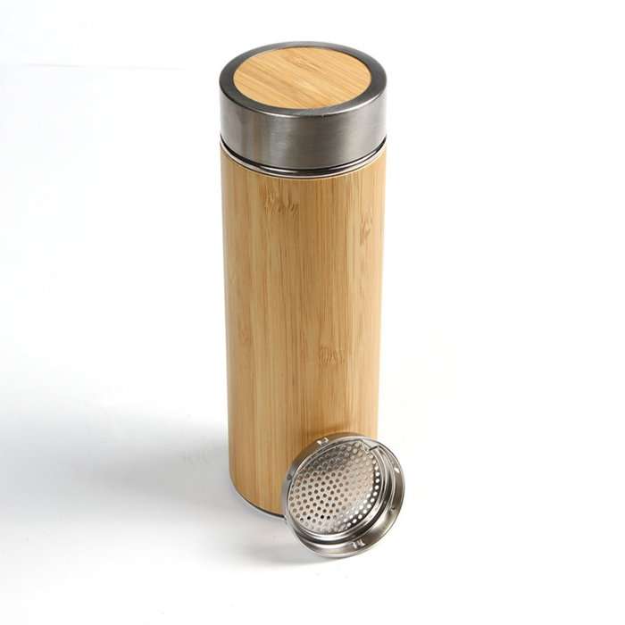 Termo fabricado en acero inoxidable con cubierta de bamboo con tapa metalica de rosca y colador, capacidad 420 ml.