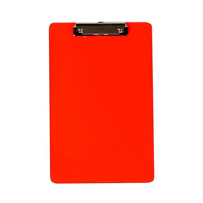 Tabla de plastico con clip metalico tipo broche para documentos y regla en las orillas. No incluye pluma.