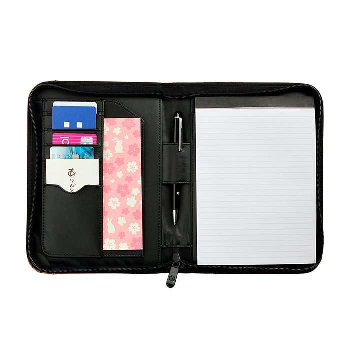 Carpeta tipo portafolio fabricada en curpiel con cierre, block de 30 hojas, porta pluma y compartimentos interiores. No incluye pluma.