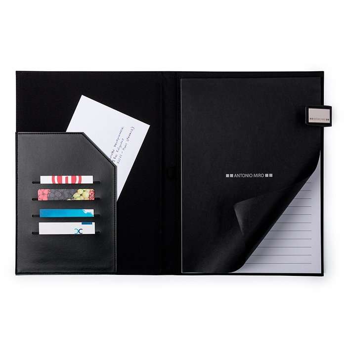 Carpeta ejecutiva Antonio Miro, fabricada en nylon 1200 D/ polipiel, con compartimentos interiores, porta tarjetas y block de 50 hojas tama?o carta.