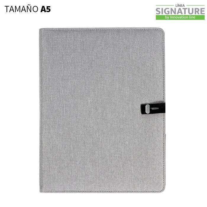 Carpeta con block de 50 hojas tama?o A5, porta pluma, broche de seguridad y compartimentos interiores.