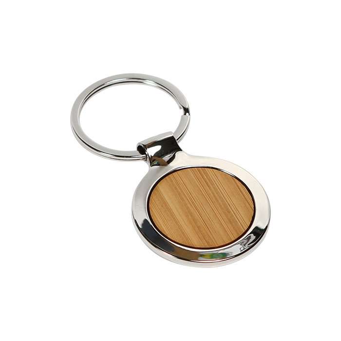 Llavero redondo con placa de bamboo y detalles niquelados.