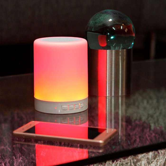 Bocina blanca fabricada en plastico ABS con cambios de luz, bluetooth y radio FM.