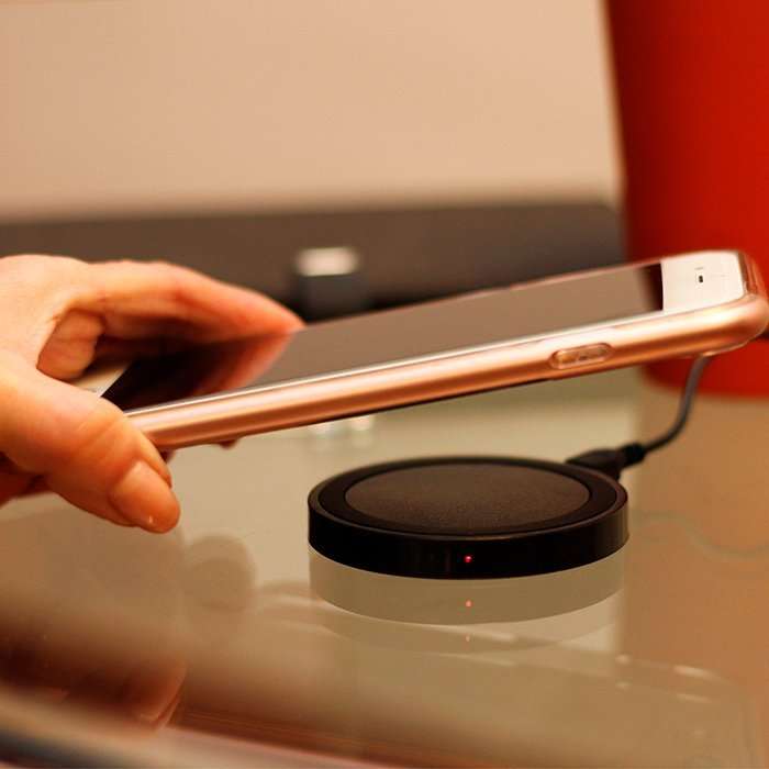 Cargador circular para smartphones con tecnologia wireless.