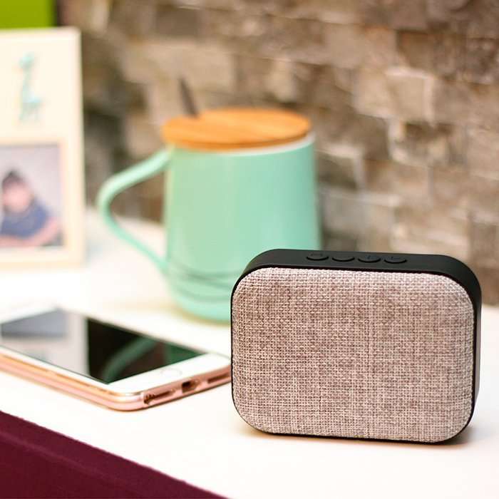 Bocina portatil bluetooth recargable de plastico con tela.
