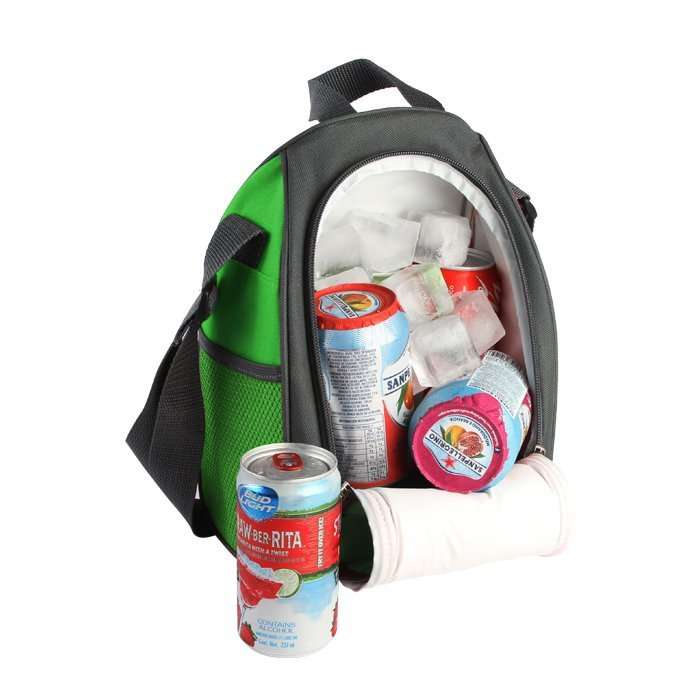 Hielera fabricada en poliester con bolsas laterales tipo red y correa de hombro.