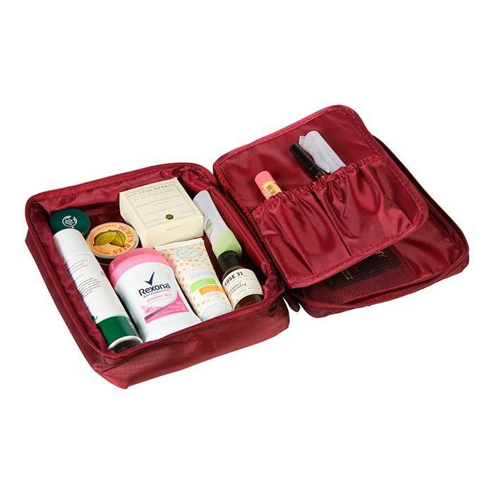 Bolsa multiusos travel season, con cierre, separador despegable, con doble bolsa para accesorios, y doble bolsa tipo red para accesorios, fabricada en nylon.